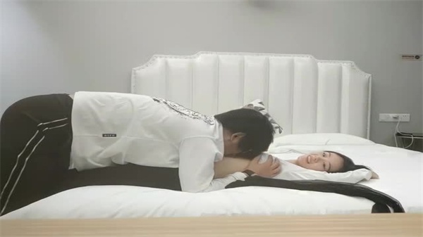 极品短发辣妹惨遭巨根无情抽插，高潮迭起！